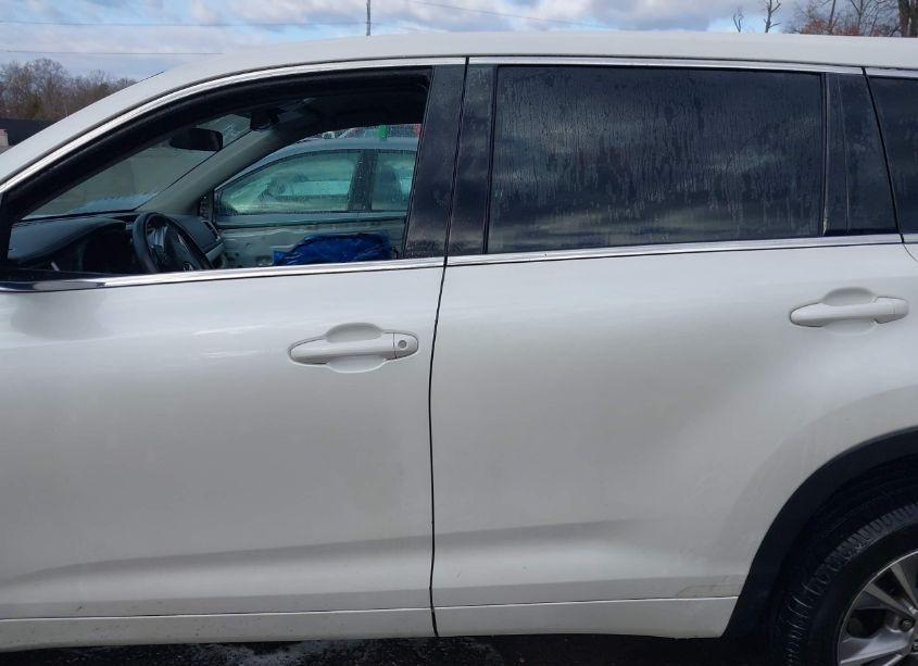 Photo 14 of 2015 Toyota Highlander LE PLUS V6 (VIN 5TDBKRFH1FS207815)