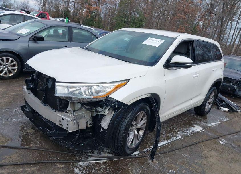 Photo 2 of 2015 Toyota Highlander LE PLUS V6 (VIN 5TDBKRFH1FS207815)