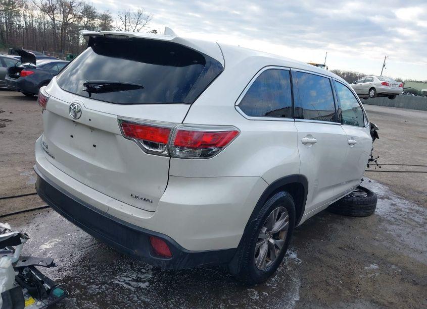 Photo 4 of 2015 Toyota Highlander LE PLUS V6 (VIN 5TDBKRFH1FS207815)