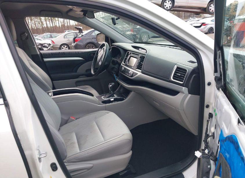 Photo 5 of 2015 Toyota Highlander LE PLUS V6 (VIN 5TDBKRFH1FS207815)