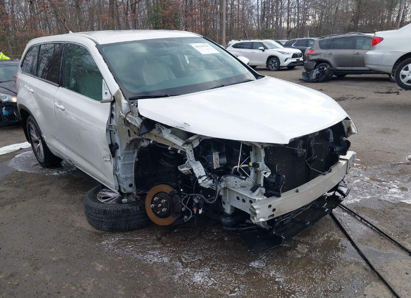 Photo 6 of 2015 Toyota Highlander LE PLUS V6 (VIN 5TDBKRFH1FS207815)