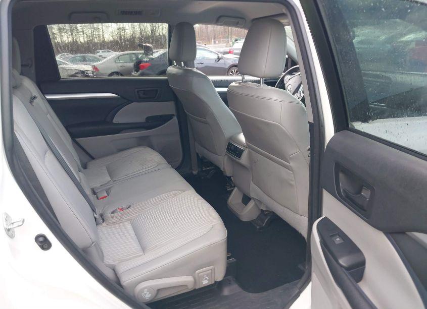 Photo 8 of 2015 Toyota Highlander LE PLUS V6 (VIN 5TDBKRFH1FS207815)