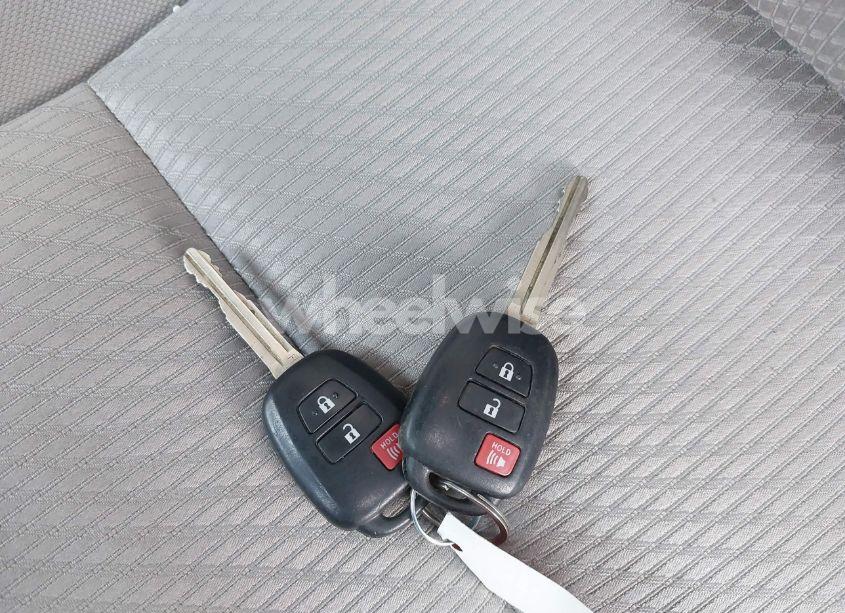 Photo 11 of 2016 Toyota Highlander LE V6 (VIN 5TDBKRFH1GS327504)