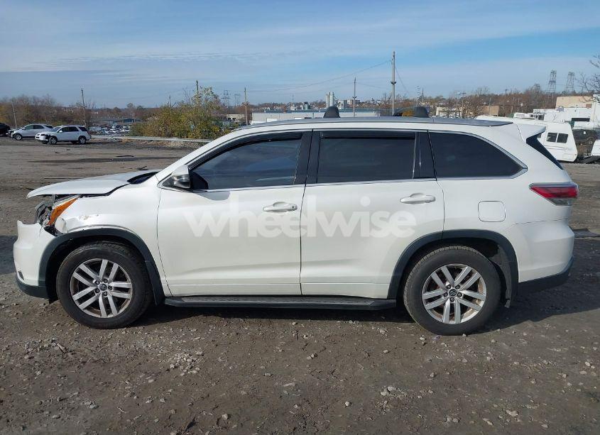 Photo 15 of 2016 Toyota Highlander LE V6 (VIN 5TDBKRFH1GS327504)