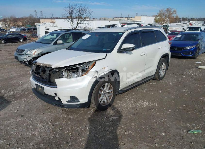 Photo 2 of 2016 Toyota Highlander LE V6 (VIN 5TDBKRFH1GS327504)