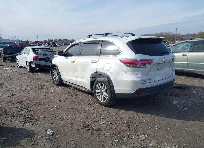 Photo 3 of 2016 Toyota Highlander LE V6 (VIN 5TDBKRFH1GS327504)