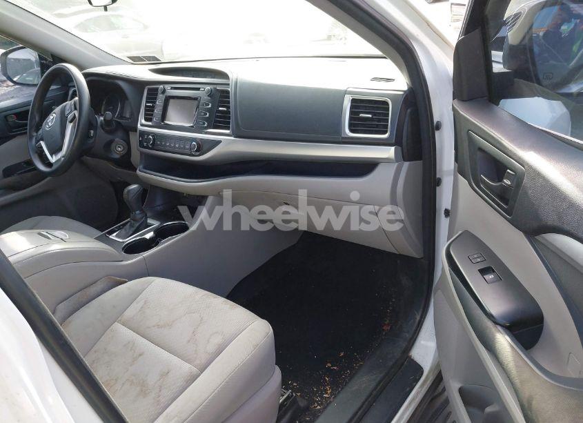 Photo 5 of 2016 Toyota Highlander LE V6 (VIN 5TDBKRFH1GS327504)