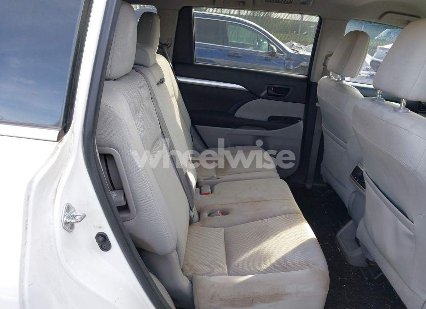 Photo 8 of 2016 Toyota Highlander LE V6 (VIN 5TDBKRFH1GS327504)