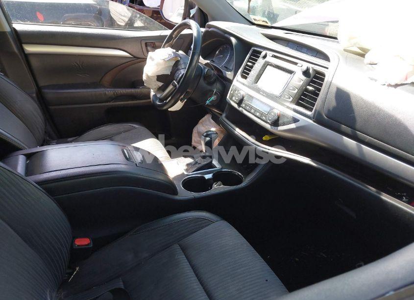 Photo 5 of 2015 Toyota Highlander LE PLUS V6 (VIN 5TDBKRFH2FS176834)