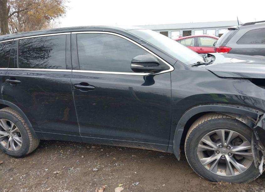 Photo 13 of 2015 Toyota Highlander LE PLUS V6 (VIN 5TDBKRFH2FS182620)