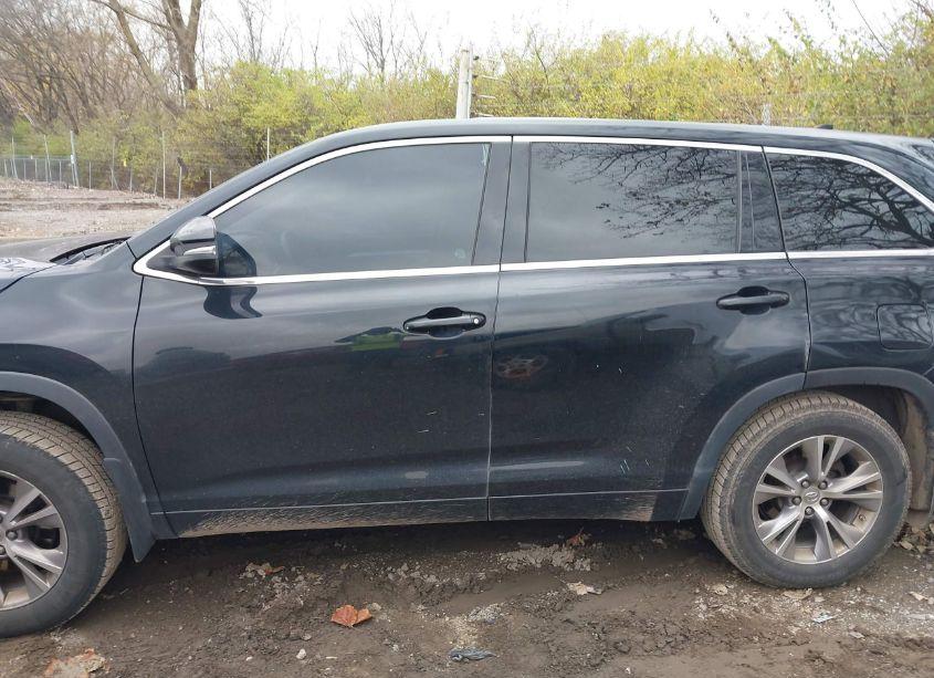 Photo 14 of 2015 Toyota Highlander LE PLUS V6 (VIN 5TDBKRFH2FS182620)