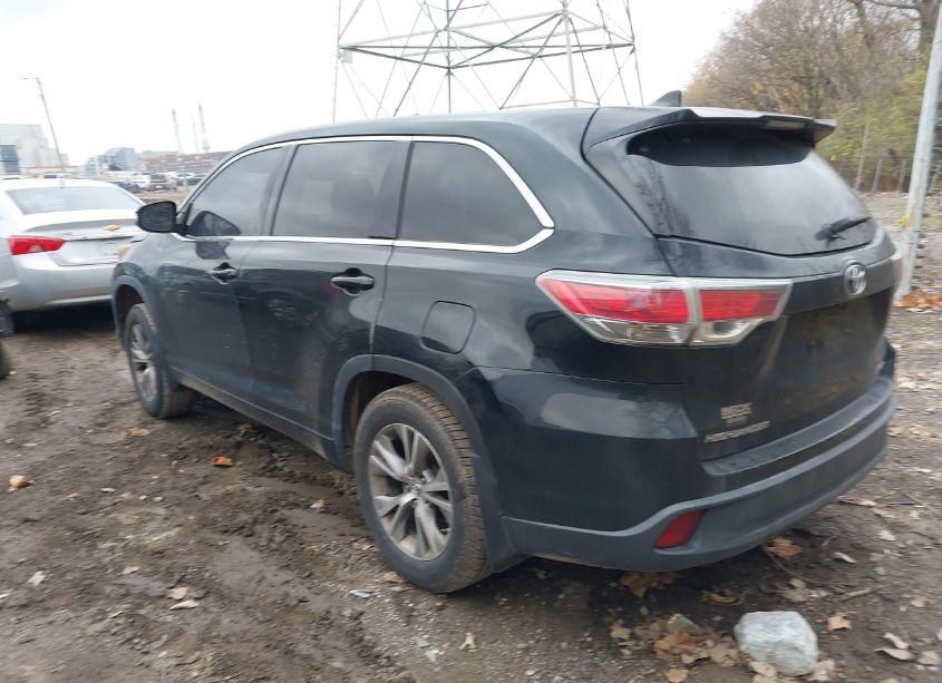 Photo 3 of 2015 Toyota Highlander LE PLUS V6 (VIN 5TDBKRFH2FS182620)