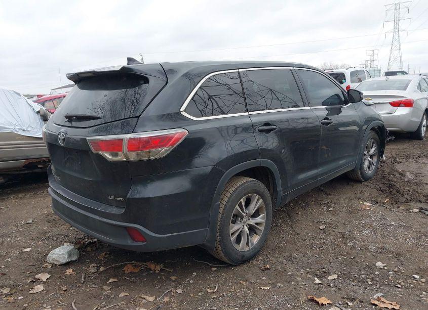 Photo 4 of 2015 Toyota Highlander LE PLUS V6 (VIN 5TDBKRFH2FS182620)