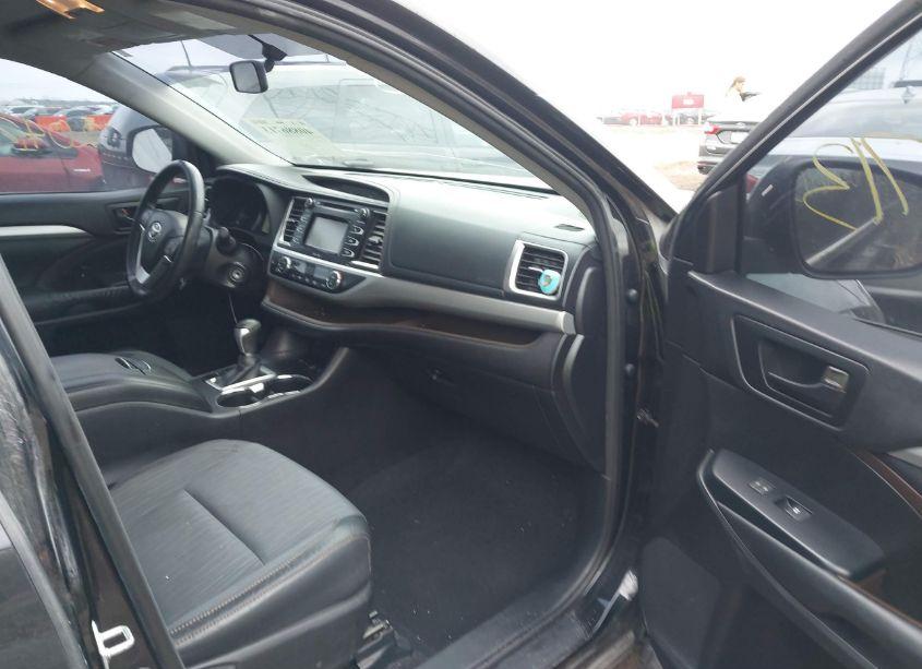 Photo 5 of 2015 Toyota Highlander LE PLUS V6 (VIN 5TDBKRFH2FS182620)
