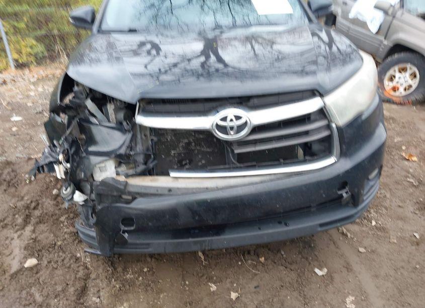 Photo 6 of 2015 Toyota Highlander LE PLUS V6 (VIN 5TDBKRFH2FS182620)