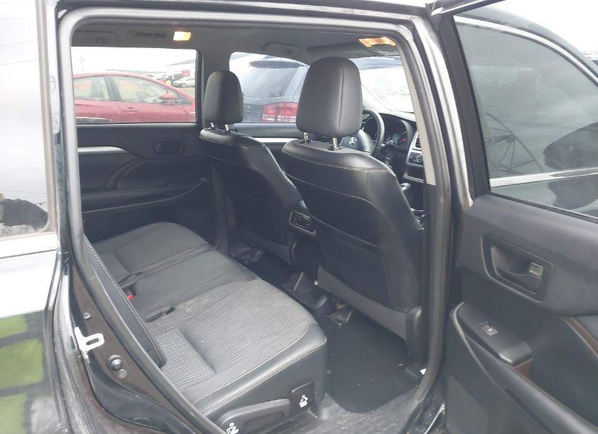 Photo 8 of 2015 Toyota Highlander LE PLUS V6 (VIN 5TDBKRFH2FS182620)