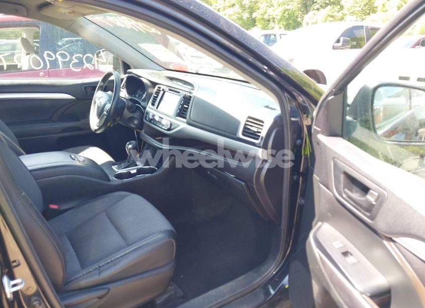 Photo 5 of 2016 Toyota Highlander LE PLUS V6 (VIN 5TDBKRFH2GS311991)