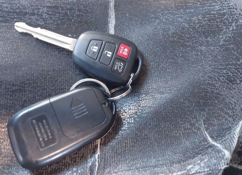 Photo 11 of 2014 Toyota Highlander LE PLUS V6 (VIN 5TDBKRFH3ES061383)