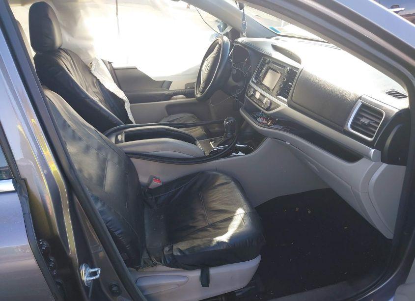 Photo 5 of 2014 Toyota Highlander LE PLUS V6 (VIN 5TDBKRFH3ES061383)