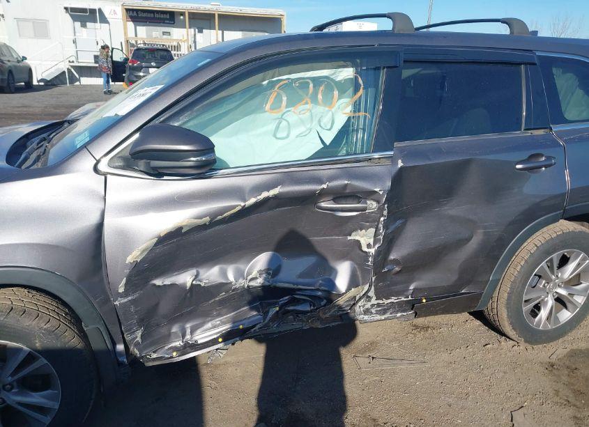 Photo 6 of 2014 Toyota Highlander LE PLUS V6 (VIN 5TDBKRFH3ES061383)