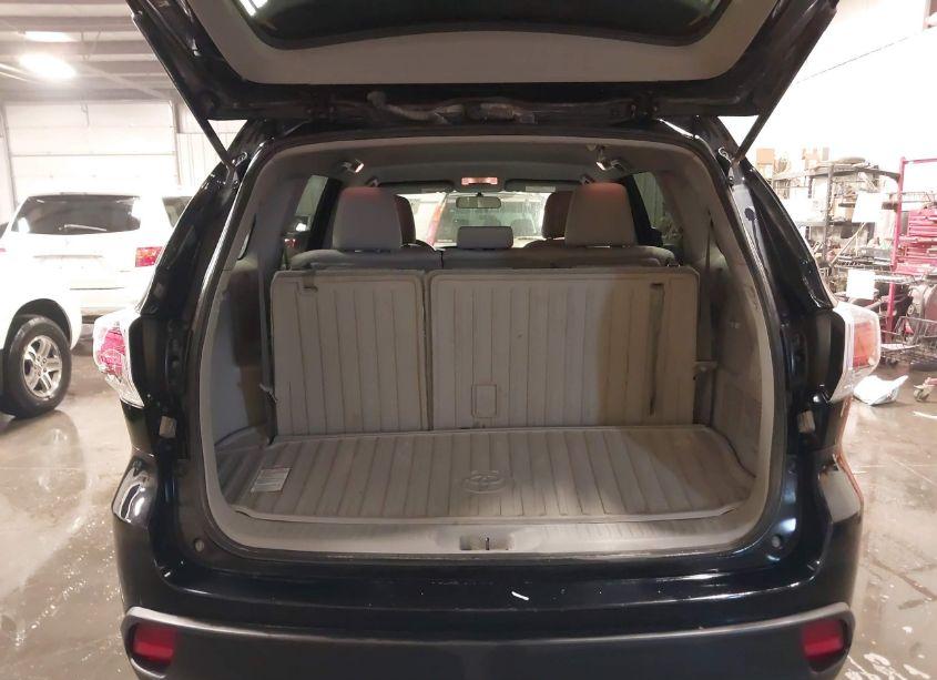 Photo 18 of 2016 Toyota Highlander LE V6 (VIN 5TDBKRFH3GS260386)