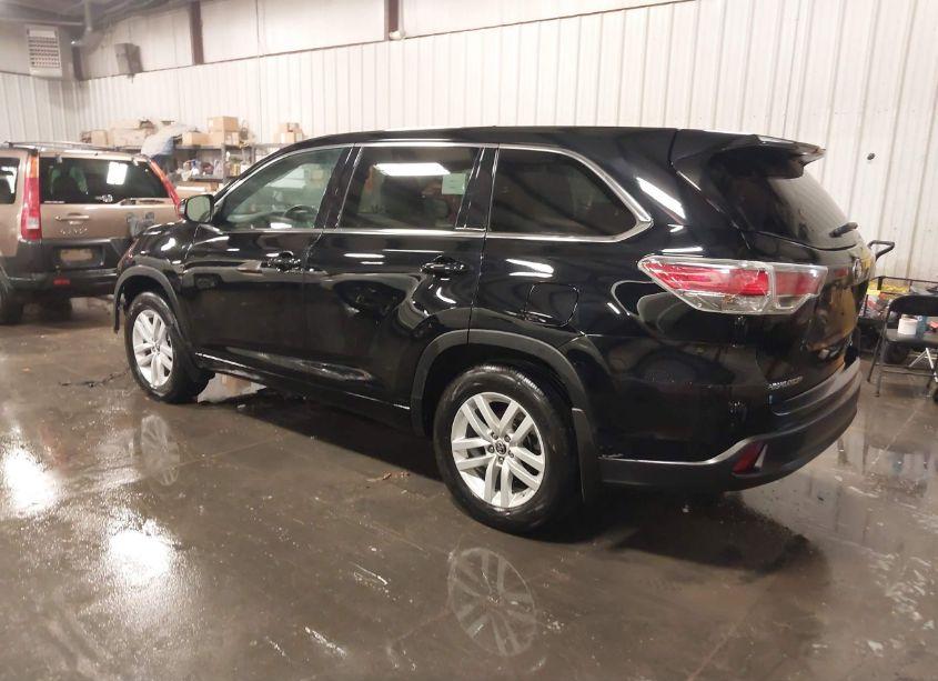 Photo 3 of 2016 Toyota Highlander LE V6 (VIN 5TDBKRFH3GS260386)