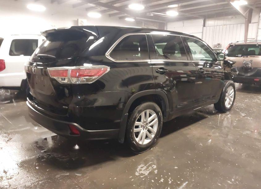 Photo 4 of 2016 Toyota Highlander LE V6 (VIN 5TDBKRFH3GS260386)