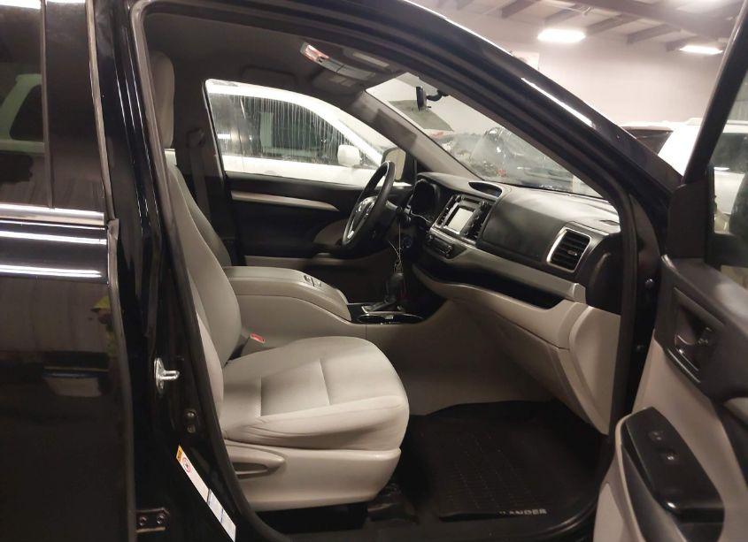 Photo 5 of 2016 Toyota Highlander LE V6 (VIN 5TDBKRFH3GS260386)