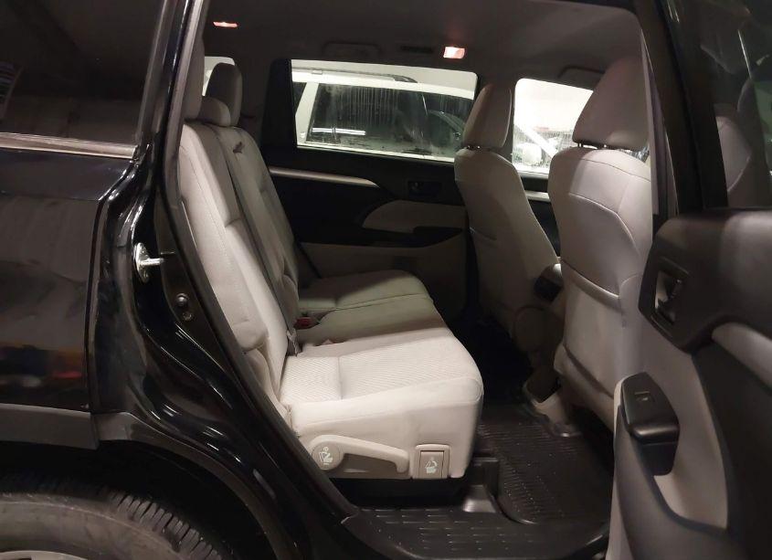 Photo 8 of 2016 Toyota Highlander LE V6 (VIN 5TDBKRFH3GS260386)