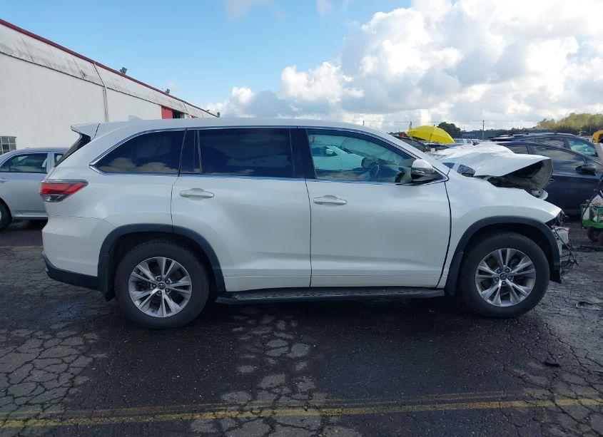 Photo 14 of 2016 Toyota Highlander LE/LE PLUS (VIN 5TDBKRFH3GS338827)