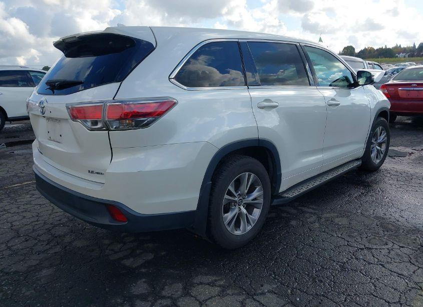 Photo 4 of 2016 Toyota Highlander LE/LE PLUS (VIN 5TDBKRFH3GS338827)