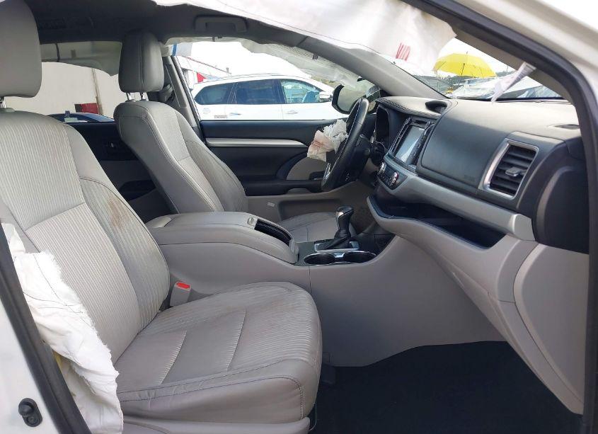 Photo 5 of 2016 Toyota Highlander LE/LE PLUS (VIN 5TDBKRFH3GS338827)