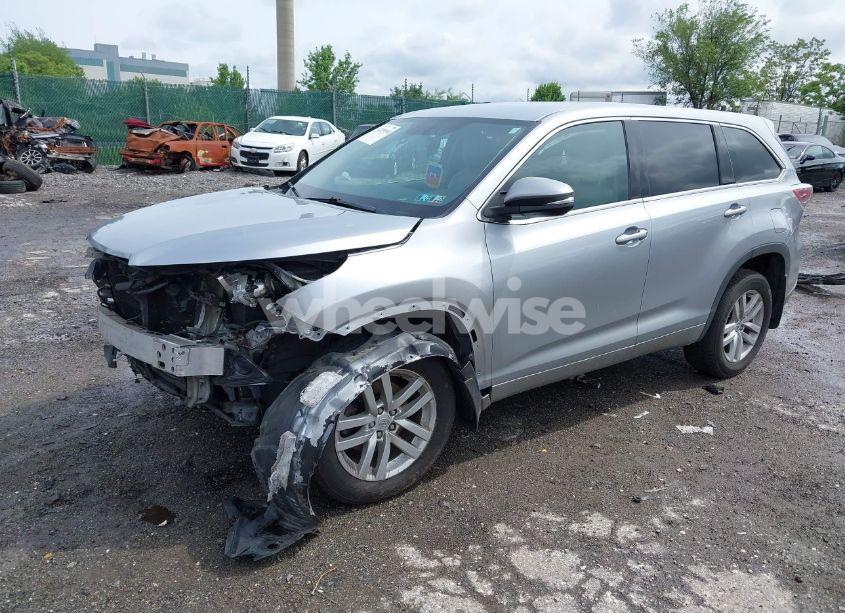 Photo 2 of 2014 Toyota Highlander LE V6 (VIN 5TDBKRFH4ES048559)