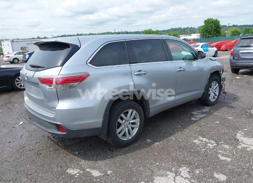 Photo 4 of 2014 Toyota Highlander LE V6 (VIN 5TDBKRFH4ES048559)