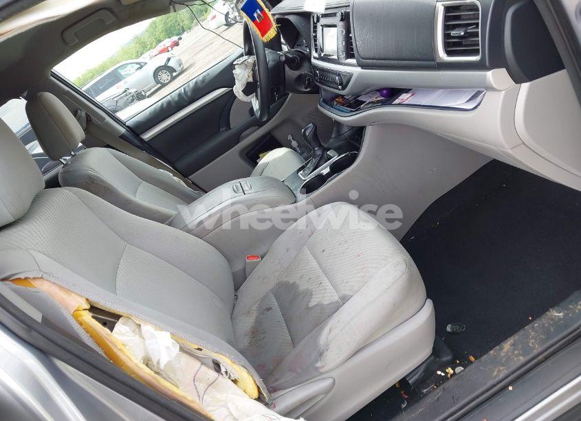 Photo 5 of 2014 Toyota Highlander LE V6 (VIN 5TDBKRFH4ES048559)