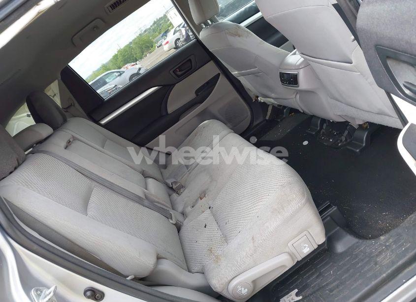 Photo 8 of 2014 Toyota Highlander LE V6 (VIN 5TDBKRFH4ES048559)