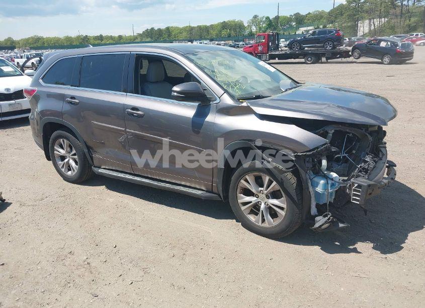 2015 Toyota Highlander LE PLUS V6 (VIN 5TDBKRFH4FS222518) main photo