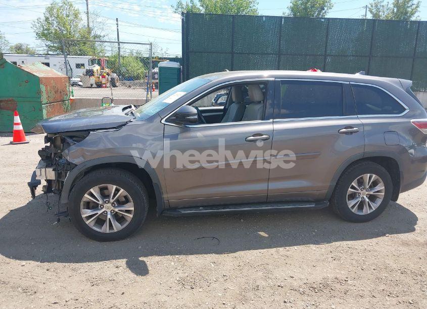 Photo 14 of 2015 Toyota Highlander LE PLUS V6 (VIN 5TDBKRFH4FS222518)