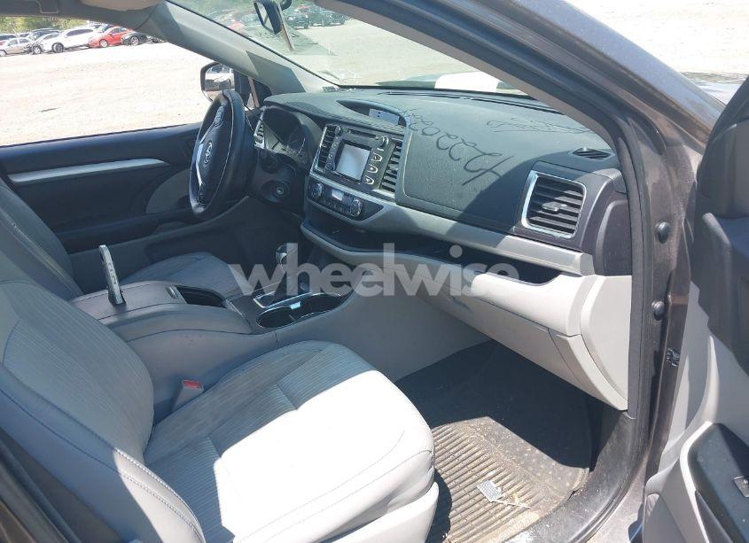 Photo 5 of 2015 Toyota Highlander LE PLUS V6 (VIN 5TDBKRFH4FS222518)