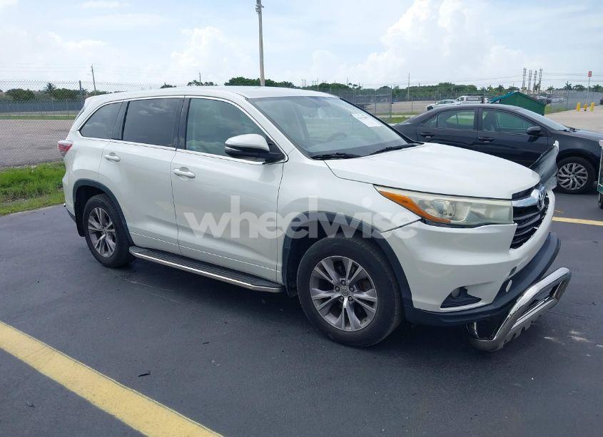 2015 Toyota Highlander LE PLUS V6 (VIN 5TDBKRFH5FS148168) main photo