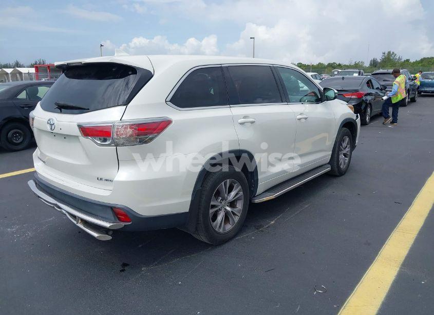 Photo 4 of 2015 Toyota Highlander LE PLUS V6 (VIN 5TDBKRFH5FS148168)