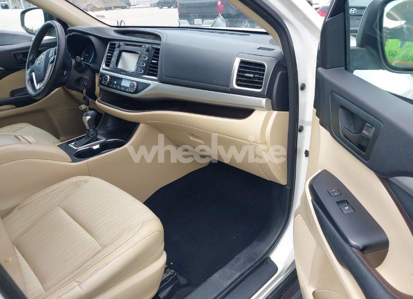 Photo 5 of 2015 Toyota Highlander LE PLUS V6 (VIN 5TDBKRFH5FS148168)