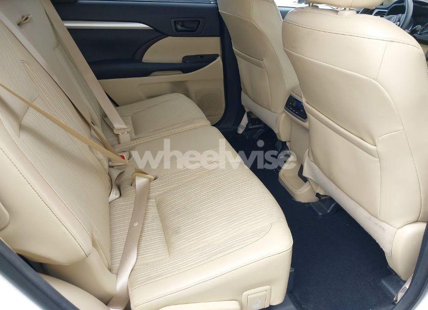 Photo 8 of 2015 Toyota Highlander LE PLUS V6 (VIN 5TDBKRFH5FS148168)