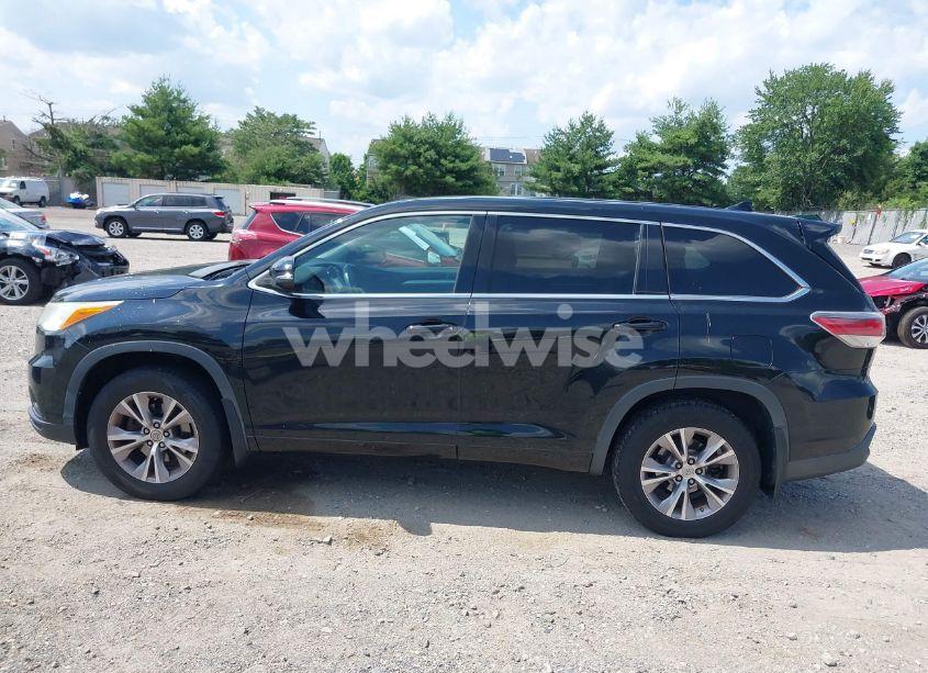 Photo 14 of 2014 Toyota Highlander LE PLUS V6 (VIN 5TDBKRFH6ESO42391)