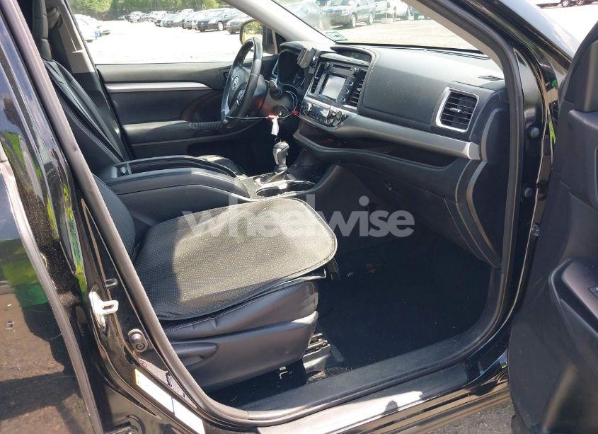 Photo 5 of 2014 Toyota Highlander LE PLUS V6 (VIN 5TDBKRFH6ESO42391)