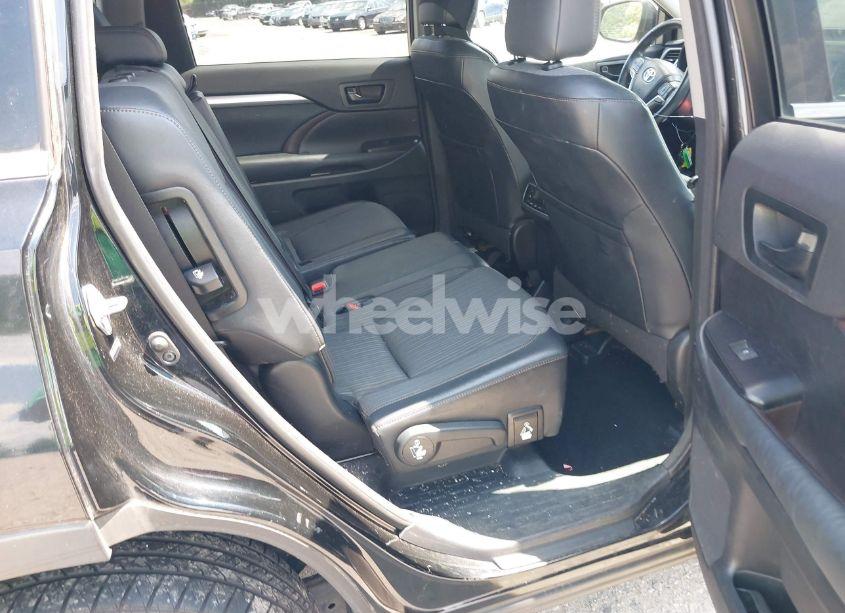 Photo 8 of 2014 Toyota Highlander LE PLUS V6 (VIN 5TDBKRFH6ESO42391)