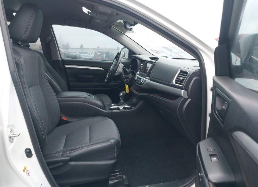 Photo 5 of 2016 Toyota Highlander LE PLUS V6 (VIN 5TDBKRFH6GS282527)