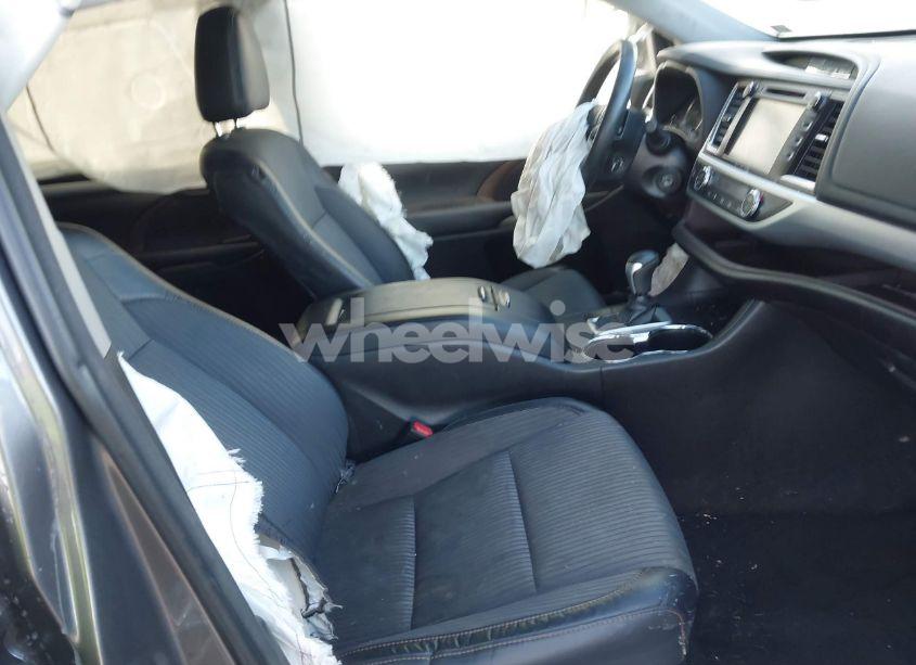 Photo 5 of 2016 Toyota Highlander LE PLUS V6 (VIN 5TDBKRFH6GS356142)