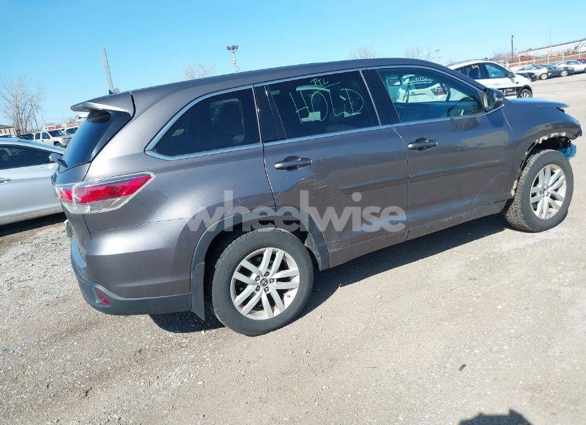 Photo 4 of 2016 Toyota Highlander LE V6 (VIN 5TDBKRFH7GS247964)