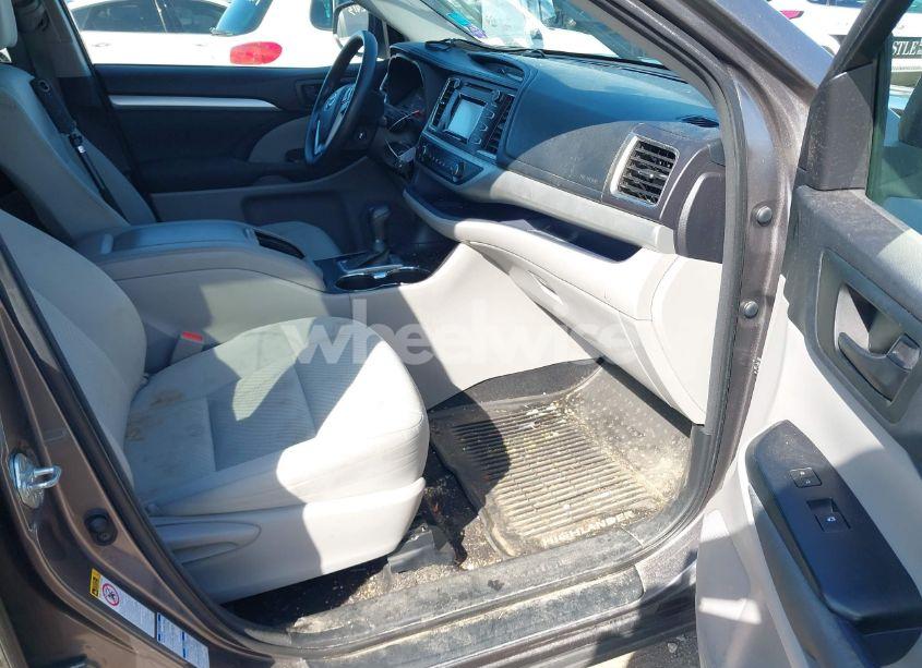 Photo 5 of 2016 Toyota Highlander LE V6 (VIN 5TDBKRFH7GS247964)